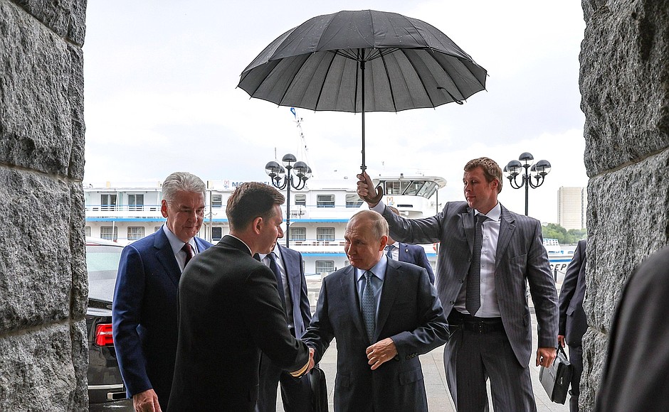 Visiting North River Terminal. With Moscow Mayor Sergei Sobyanin and Director of Mosgortrans North River Terminal Maxim Lisin (second left).