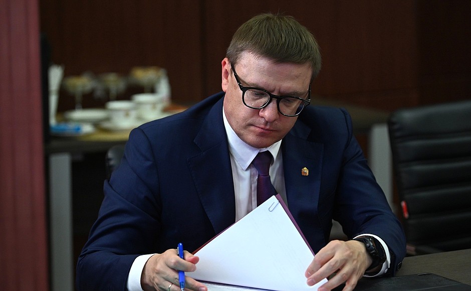 Governor of the Chelyabinsk Region Alexei Teksler at a meeting on the situation with floods and wildfires in the regions (via videoconference).
