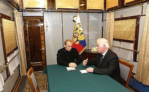 По дороге из Москвы в Санкт-Петербург Владимир Путин провел рабочую встречу с Министром путей сообщения Геннадием Фадеевым.