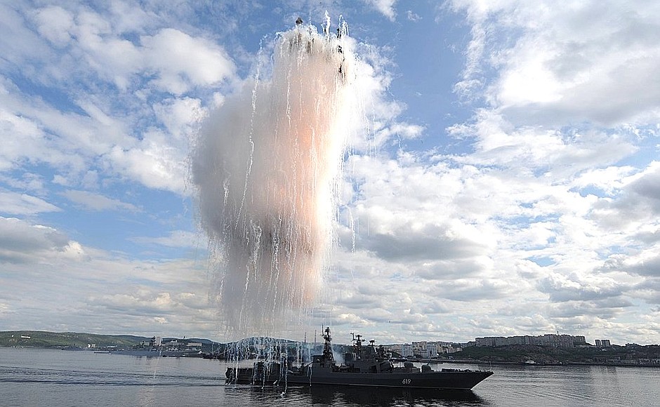 Во время военно-морского театрализованного представления по случаю празднования Дня Военно-Морского Флота.