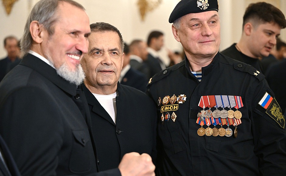 Lyube band frontman Nikolai Rastorguyev, centre, and the first commander of the Vologda Special Police Unit Sergei Golubev, right, before a meeting with trusted representatives.