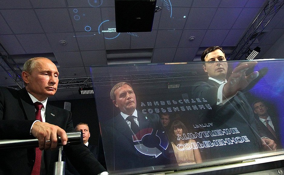 Vladimir Putin inspects the electronic university system during his visit to the Far East Federal University.