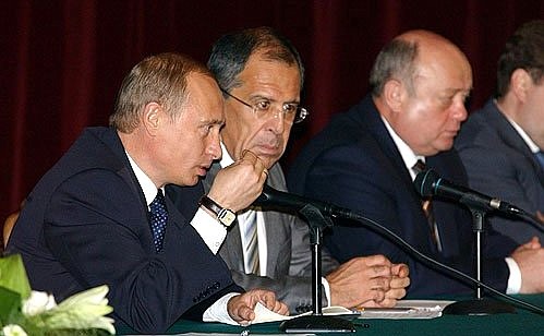 С Министром иностранных дел Сергеем Лавровым на пленарном заседании совещания послов и постоянных представителей России.