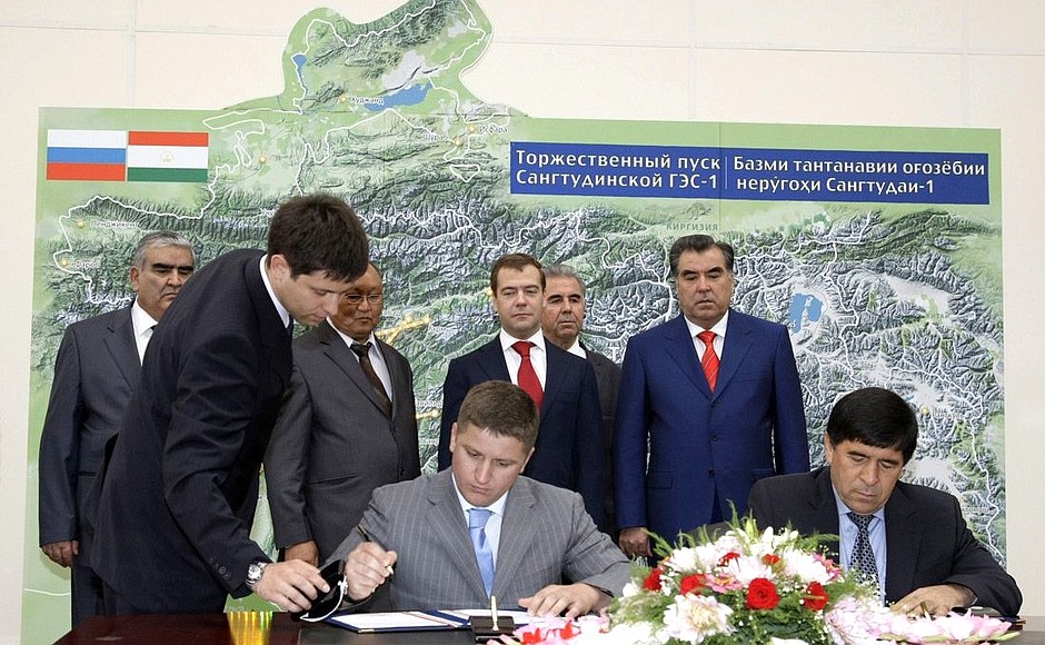 Во время подписания акта государственной приёмки Сангтудинской ГЭС-1. С Президентом Таджикистана Эмомали Рахмоном.