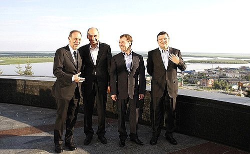 Слева направо: с Генеральным секретарём Совета Евросоюза Хавьером Соланой, Председателем правительства Словении, Председателем Совета Евросоюза Янезом Яншей и Председателем Комиссии Европейских сообществ Жозе Мануэлом Баррозу.