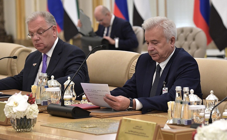 Director of the Federal Service for Military Technical Cooperation Dmitry Shugayev (left) and LUKOIL CEO Vagit Alekperov at the Russian-UAE talks.