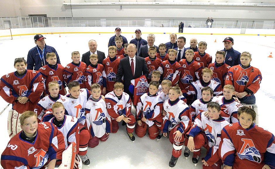 Vladimir Putin visits the new public Olympic Reserve hockey school. With members of the Lokomotiv children’s hockey team.