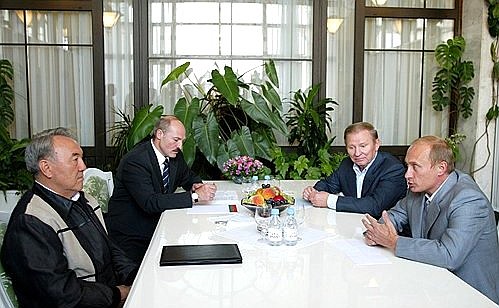 President Putin with Kazakhstan\'s President Nursultan Nazarbayev (left in the foreground), Belarusian President Alexander Lukashenko and Ukrainian President Leonid Kuchma (right in the background).