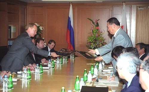 President Putin meeting with Japanese Prime Minister Yoshiro Mori.