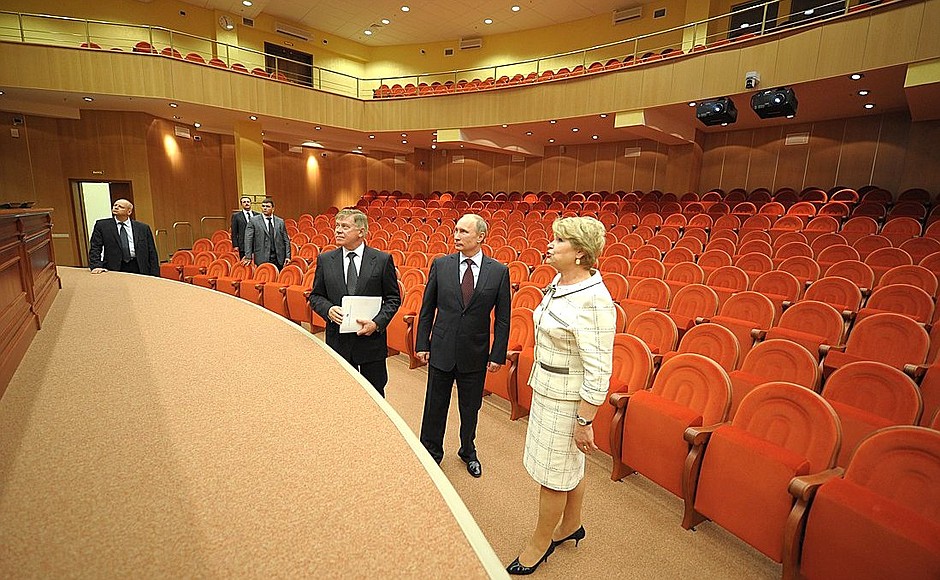 Inspecting the new building of St Petersburg City Court.