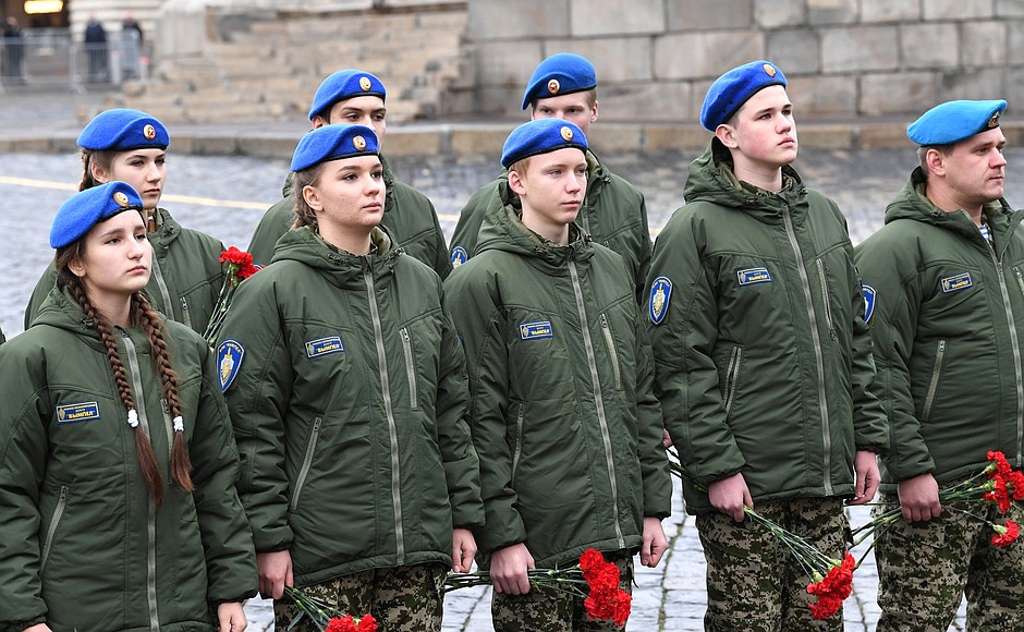 Members of the Vympel military and patriotic centre before the ceremony to lay flowers at the monument to Kuzma Minin and Dmitry Pozharsky.