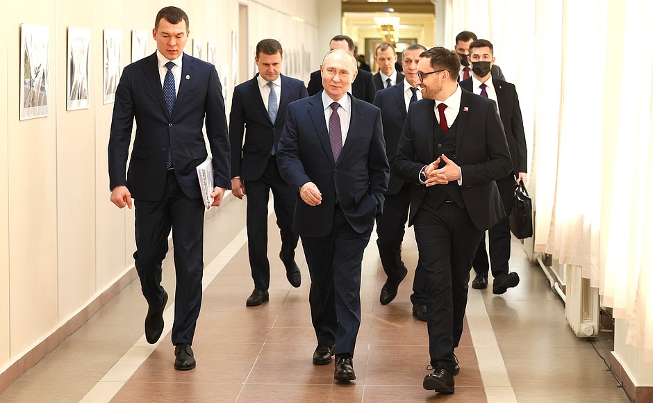The President watched a presentation on the implementation of long-term socioeconomic development plans for cities in Russia’s Far East. With Pacific State University Rector Yury Marfin, right, and Khabarovsk Territory Governor Mikhail Degtyarev.