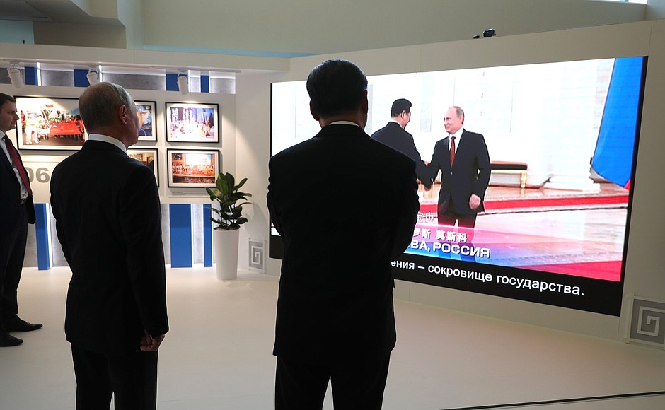 Vladimir Putin and PRC President Xi Jinping visited a photo exhibition on the history of Russian-Chinese trade and economic cooperation.