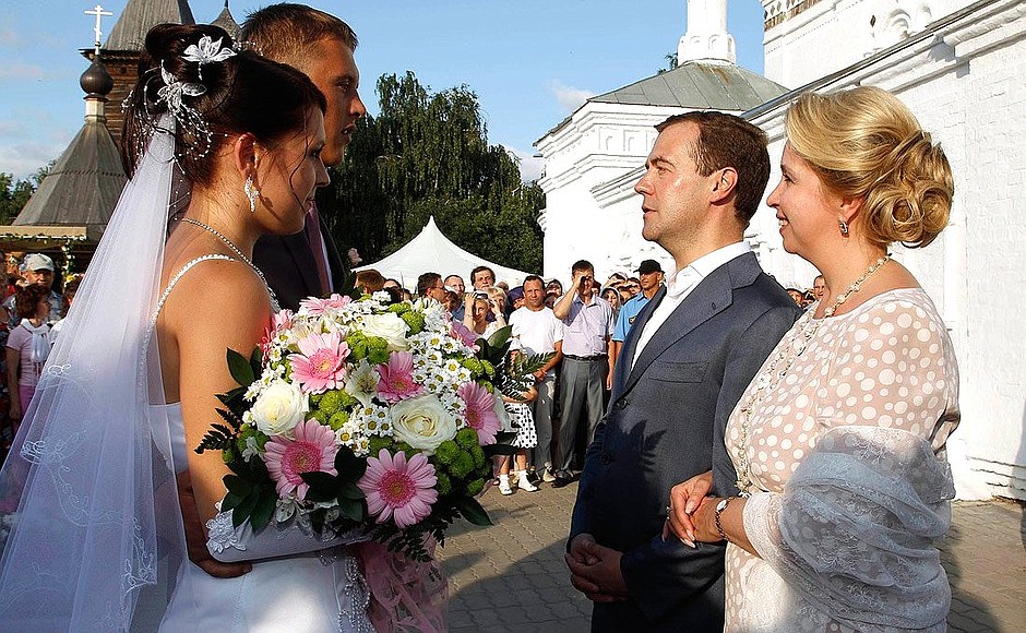 Дмитрий и Светлана Медведевы поздравили молодожёнов с бракосочетанием и Днём семьи, любви и верности.
