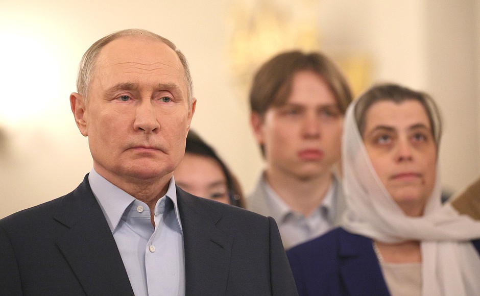 Владимир Путин присутствовал на рождественском богослужении в храме Спаса Нерукотворного Образа в Ново-Огарёве.
