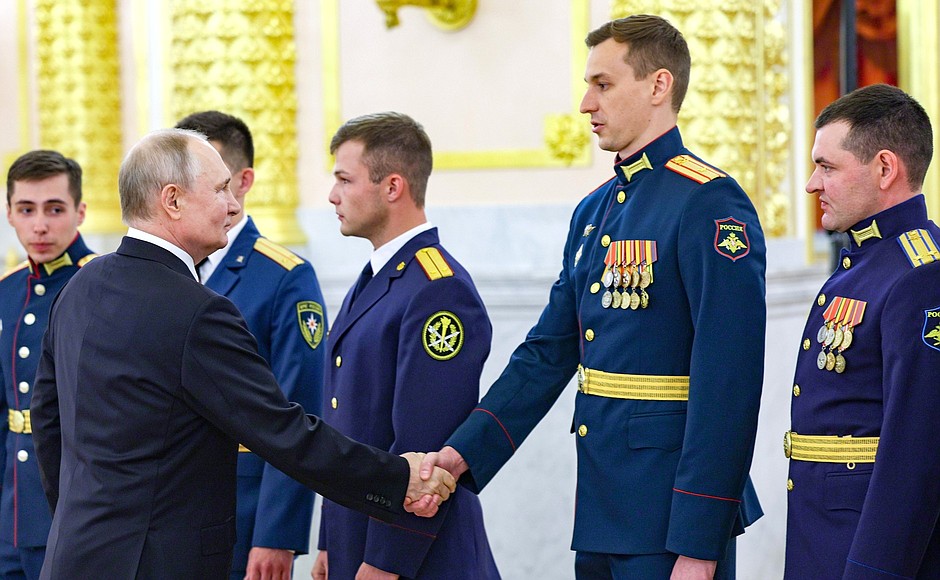 По окончании торжественного приёма в Георгиевском зале Президент пообщался с выпускниками военных вузов.