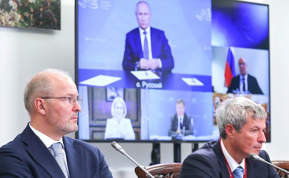 Chairman of the Board of Directors of Rusagro Group of Companies Vadim Moshkovich (right) and Chairman of the Board of Directors of AEON Corporation Roman Trotsenko during a meeting with moderators of the Eastern Economic Forum’s main sessions (via videoconference).