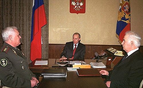 С Министром путей сообщения Геннадием Фадеевым и командующим Железнодорожными войсками Григорием Коготько (слева).
