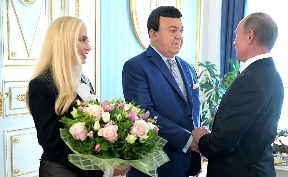 Владимир Путин поздравил Иосифа Кобзона с Днём рождения. Слева – супруга певца Нинель Кобзон.