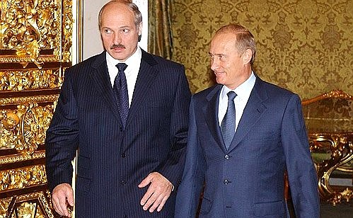 С Президентом Белоруссии Александром Лукашенко перед началом заседания Высшего Государственного Совета Союзного государства России и Белоруссии.