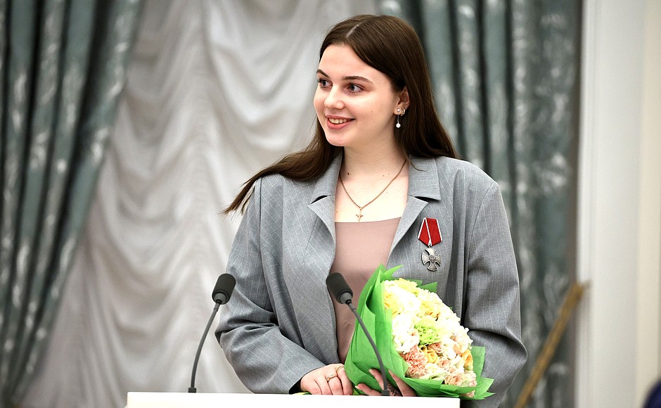 The Order of Courage is presented to Vlada Lugovskaya, correspondent of the Kherson Regional TV and Radio Company Tavria.
