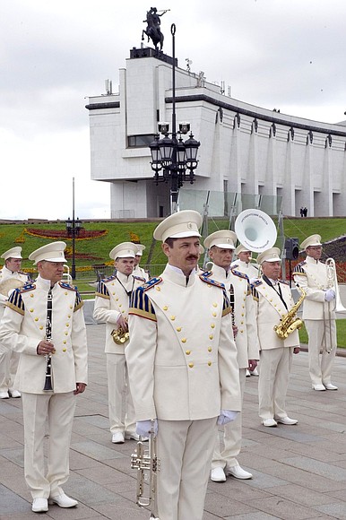 Музыканты Президентского оркестра перед началом торжественной церемонии подъёма Государственного флага Российской Федерации.