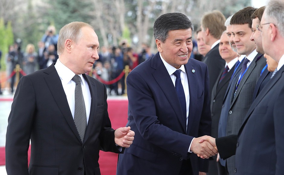 Церемония представления членов делегаций. С Президентом Киргизии Сооронбаем Жээнбековым.