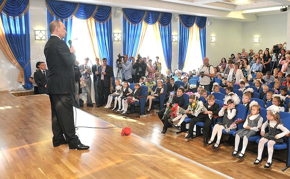 Во время посещения средней общеобразовательной школы №7 Владимир Путин поздравил учащихся с началом нового учебного года.