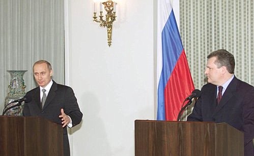С Президентом Польши Александером Квасьневским во время совместной пресс-конференции по итогам переговоров.