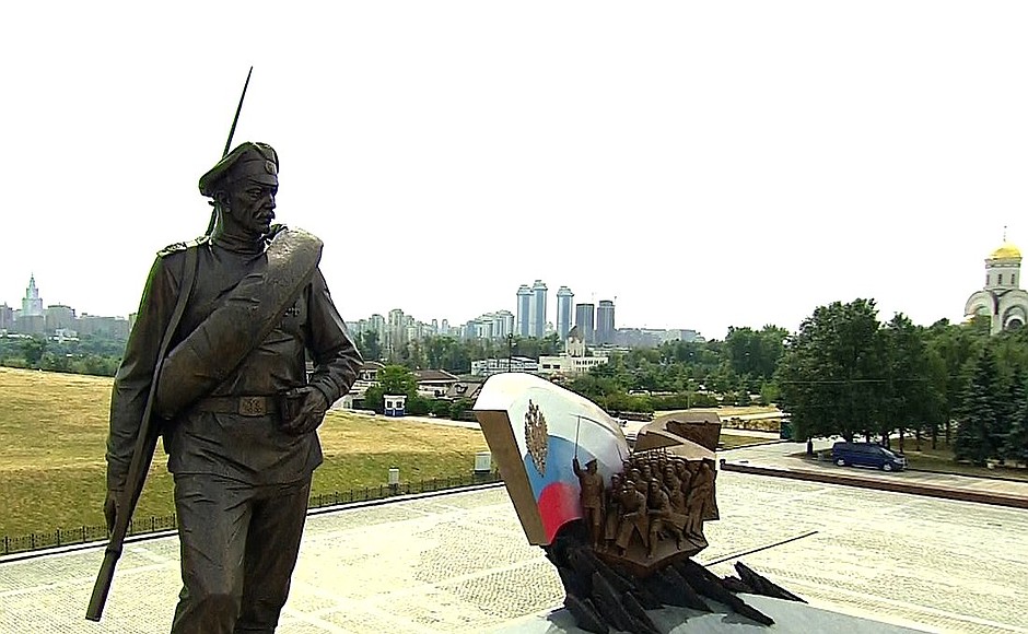 A monument to the Heroes of World War I at Moscow's Poklonnaya Gora.