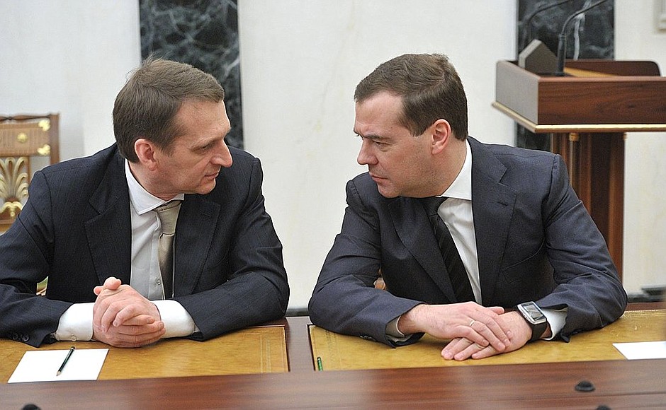 Председатель Государственной Думы Сергей Нарышкин и Председатель Правительства Дмитрий Медведев перед началом совещания с постоянными членами Совета Безопасности.