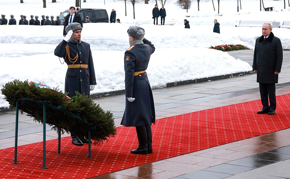 Vladimir Putin laid a wreath at the Motherland monument at the Piskarevskoye Memorial Cemetery on the 80th anniversary of the complete liberation of Leningrad from the Nazi siege.