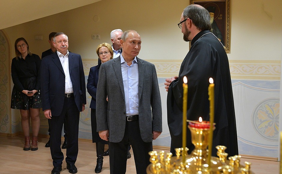 With Archpriest Alexander Tkachenko (right), Acting Governor of St Petersburg Alexander Beglov and Healthcare Minister Veronika Skvortsova during a visit to the children’s hospice.