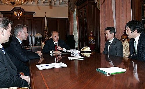 Meeting with hockey players. On the President\'s left, Viacheslav Fetisov, Vladislav Tretiak and, on the right, Viacheslav Bykov, Aleksandr Ovechkin.