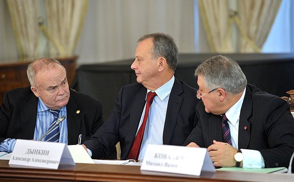 President of National Research Centre Kurchatov Institute Academician Yevgeny Velikhov, Academician, Secretary of the Division for Global Issues and International Relations RAS, Director of the Institute of World Economy and International Relations Alexander Dynkin, and Director of National Research Centre Kurchatov Institute Mikhail Kovalchuk at a meeting of the Council on Science and Education.