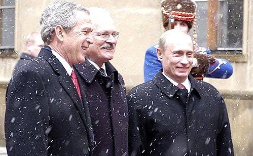 С Президентом США Джорджем Бушем и Президентом Словакии Иваном Гашпаровичем.
