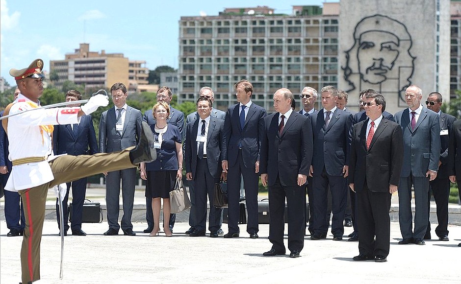 Церемония возложения венка к памятнику Хосе Марти.