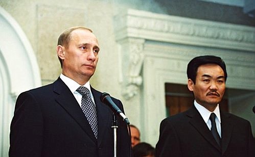President Putin and Mongolian President Natsagiyn Bagabandi at a joint news conference.