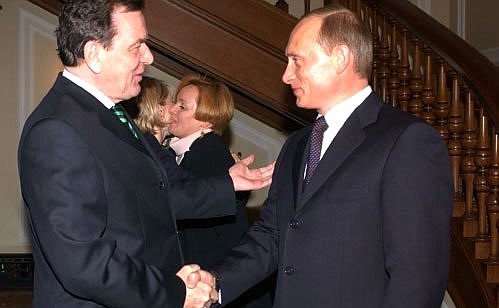 Федеральный канцлер ФРГ Герхард Шрёдер с супругой Дорис Шрёдер-Кепф прибыли в подмосковную резиденцию Президента России.