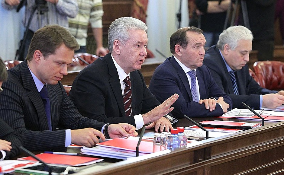 Мэр Москвы Сергей Собянин (второй слева) на совещании по использованию автоматизированных систем на базе ГЛОНАСС в Москве.