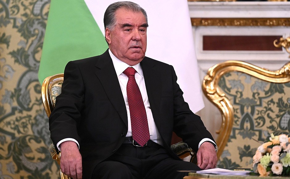 Президент Республики Таджикистан Эмомали Рахмон в ходе переговоров в узком составе.