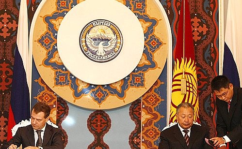 Подписание совместного заявления президентов России и Киргизии.