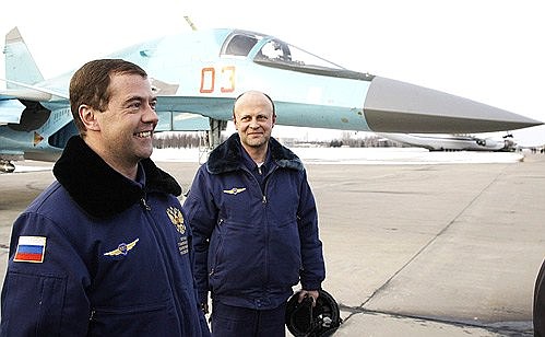 С начальником отдела боевой подготовки Центрапереобучения лётного состава ВВС Российской Федерации Юрием Грицаенко перед полётом на фронтовом бомбардировщике «Су-34».
