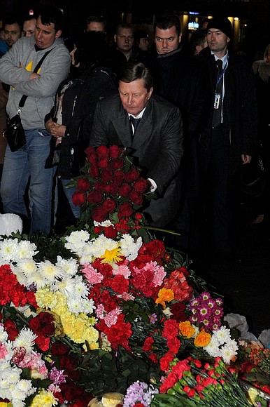 Sergei Ivanov laid flowers at Pulkovo Airport in memory of the victims of the plane crash in Egypt.