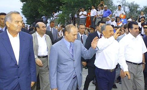 President Putin taking a stroll around Aktau with the participants in the informal meeting of the heads of Central Asian states and Russia.