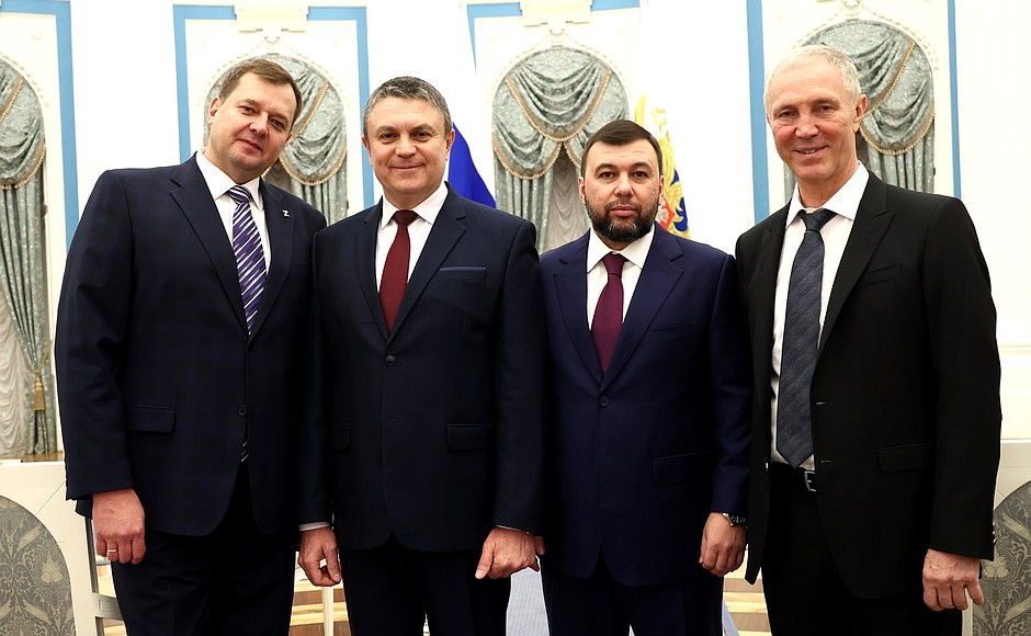 Before the ceremony for presenting state decorations. From left: Acting Governor of the Zaporozhye Region Yevgeny Balitsky, Acting Head of the Lugansk People’s Republic Leonid Pasechnik, Acting Head of the Donetsk People’s Republic Denis Pushilin and Acting Governor of the Kherson Region Vladimir Saldo.