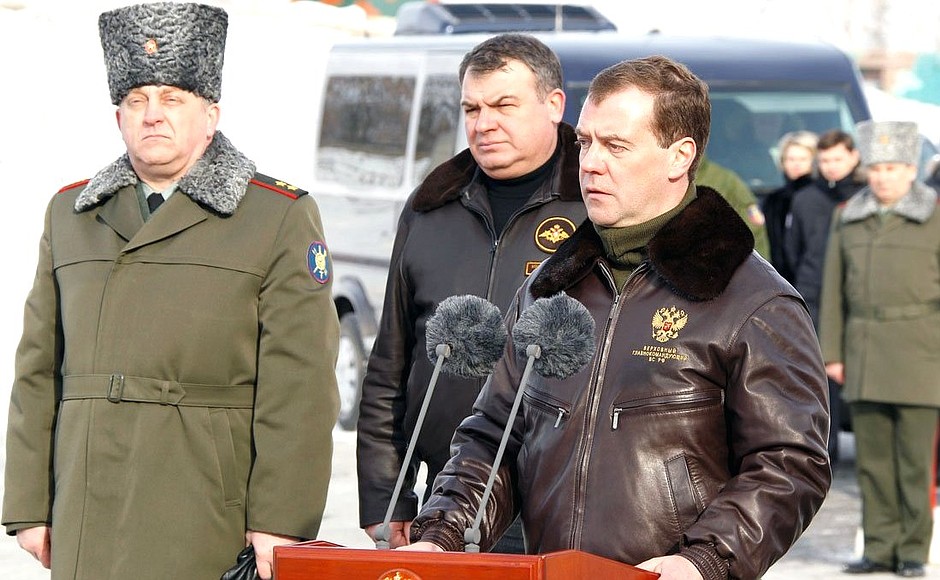 На церемонии, посвящённой заступлению 626-го ракетного полка на боевое дежурство. С Министром обороны Анатолием Сердюковым и командующим Ракетными войсками стратегического назначения Сергеем Каракаевым (слева).
