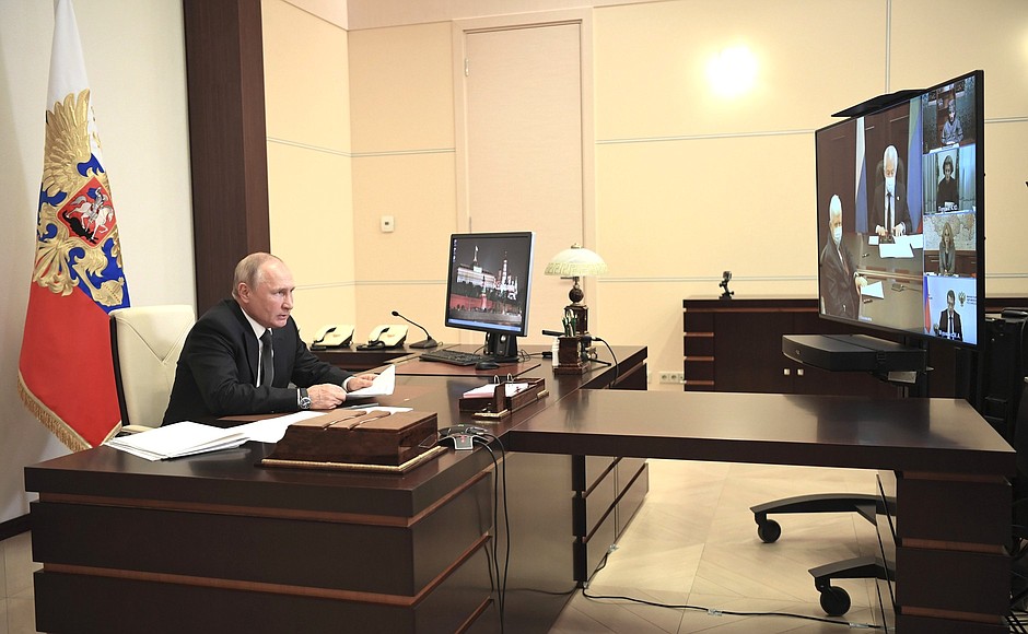 На совещании с руководством и представителями общественности Дагестана.