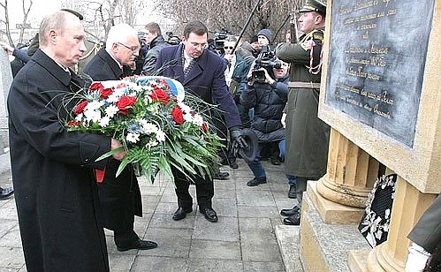Возложение цветов к памятнику русским офицерам – участникам сражений 1813 года под Дрезденом и Кульмом.
