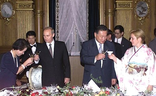 На торжественном приеме от имени Премьер-министра Японии Ёсиро Мори в честь Владимира и Людмилы Путиных.